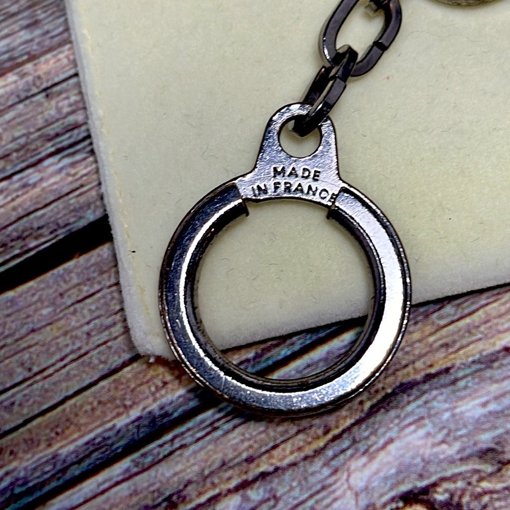 Louis Vuitton limited edition keychain edition, Vogue Porte-Clé Épi Z. - Picture 3 of 4